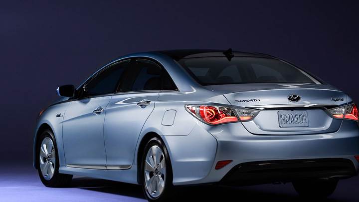 2011 Hyundai Sonata Hybrid Back Pose In Silver